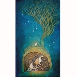Può includere: Un'illustrazione verticale che mostra un orso bruno e una piccola figura rannicchiati insieme all'interno di una struttura a forma di casa. Sopra il tetto, un grande albero dai rami spogli si estende verso l'alto su uno sfondo blu profondo con stelle sospese.