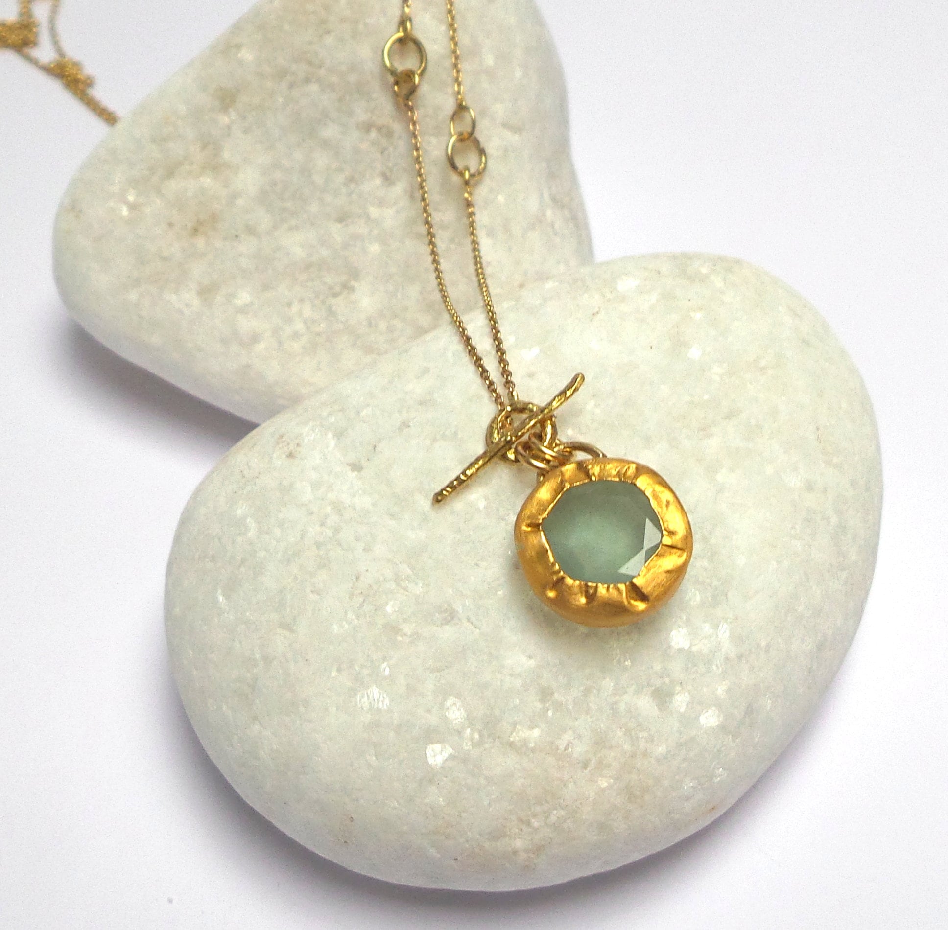 Gold aquamarine pendant best sale