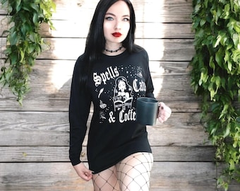呪文と猫とコーヒーの長袖Tシャツ - 魔女風ゴシックTシャツ