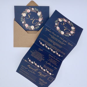 Invito a nozze a fisarmonica stampato con rose blu navy e rosa