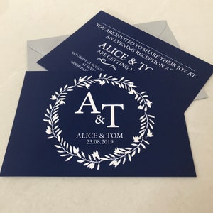 Faire-parts classiques pour mariage avec couronne bleu marine le jour ou la soirée