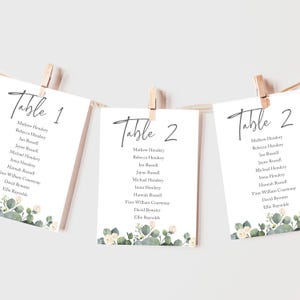 Eleganti carte per la disposizione dei posti a sedere per matrimoni, matrimonio con eucalipti e rose bianche, tabella dei posti a sedere per matrimoni