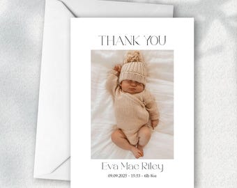 Może przedstawiać: Biała karta ze zdjęciem noworodka w beżowej dzianinowej czapce i body. Tekst "THANK YOU" znajduje się nad zdjęciem, a pod nim imię, data urodzenia i waga dziecka. Po lewej stronie koperta.