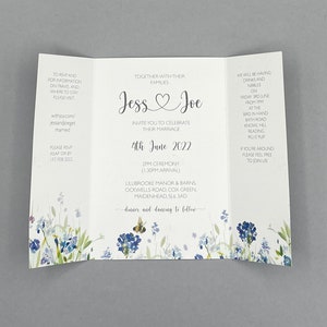 Puede incluir: Una invitación de boda con un diseño floral. La invitación es para la boda de Jess y Joe el 4 de junio de 2022 a las 2 PM en Lillibrooke Manor & Barns en Maidenhead, Reino Unido. La invitación incluye detalles sobre la ceremonia, la recepción y la información de RSVP.