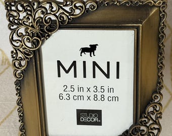 Vintage 2.5”x3.5” antique gold photo frame