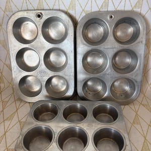 3-Vintage cupcake aluminum wear ever Usa comet & chilton ware
