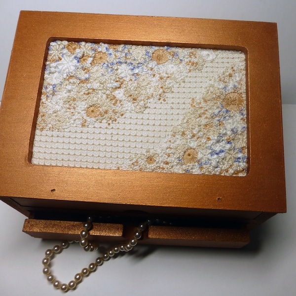 Embroidered insert / panel for box lid - Digital PDF pattern - hand embroidery