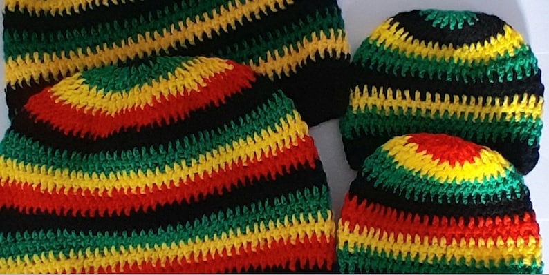 Puede incluir: Cuatro gorros de ganchillo en rayas negras, verdes, rojas y amarillas. Los gorros est&aacute;n hechos con un hilo grueso y tienen una superficie texturizada.