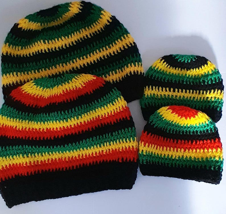 Puede incluir: Tres gorros de ganchillo de diferentes tama&ntilde;os, con un patr&oacute;n a rayas en rojo, amarillo, verde y negro.