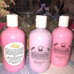 Bagnoschiuma profumato con brillantini e glitter, flacone da 237 ml, con tappo a pressione, disponibile nei colori rosa e viola.