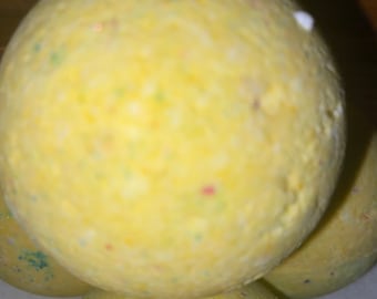 Large 2 1/4 inch yellow colored bath bomb, strong scent,  beach daisies scented big bubbly bath bomb, big bath fizz