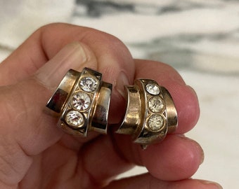 Pendientes Coro de los años 40 con pedrería y cierre de rosca, tono dorado.