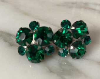 Vintage screw ons, Emerald Earrings, green Rhinestone, Gold tone Earrings, button style screws, green screw earrings, prong set earrings