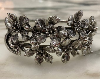 Hinge Cuff bracelet, Silver Flowers, Filigree Silver tone, Flower Bracelet, Flower cuff bracelet, 1990's silver cuff,easy on bracelet,spring