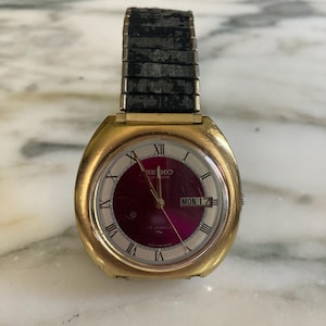 Seiko Automatic, Calendar, 17 Jewels, Fuchsia face, gold tone, running, 1970&#39;s