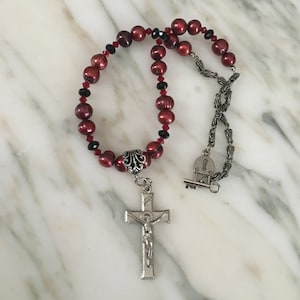 Einzigartige Kreuz Halskette, Burgunder Kreuz, silbernes Kreuz Halsband, Jet Perlen Kreuz, Kostüm Kreuz Halskette, Burgund Kreuz Halsband, Goth Cross