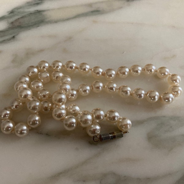 Vintage Pearl Choker, hand knot pearls, single Strand, 18 in Pearl choker, Original Gift box, barrel clasp, Hollywood Regency, glass pearls