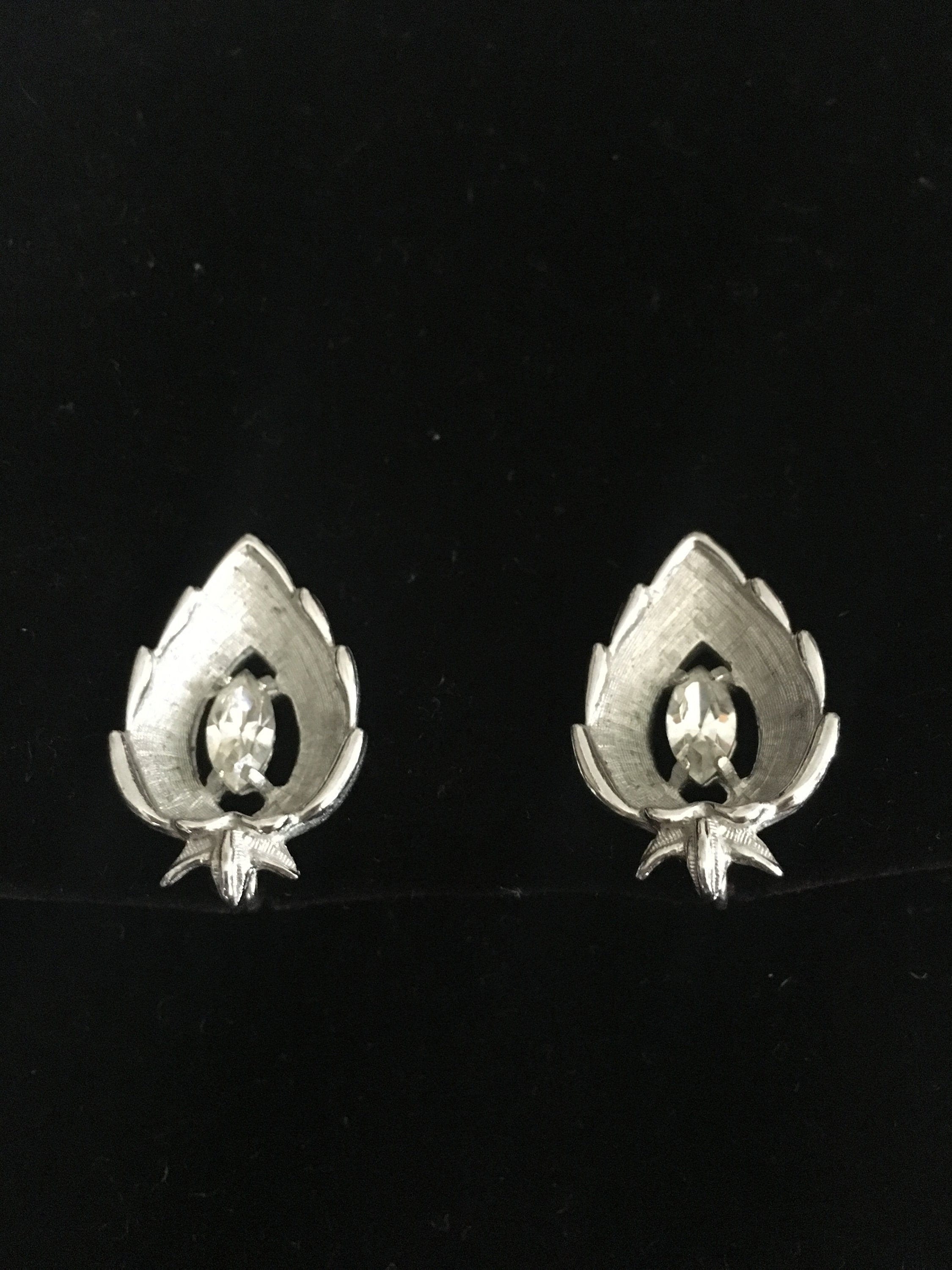 Pendientes vintage de clip con diamantes de imitación, diseño de hojas en tono plateado de los años 60