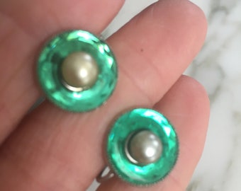 Deco Screw Earrings, Faceted glass Earrings, Green Screw Earrings, 1920's Pearl center, Antique screw ons, green with pearl, Dainty screws