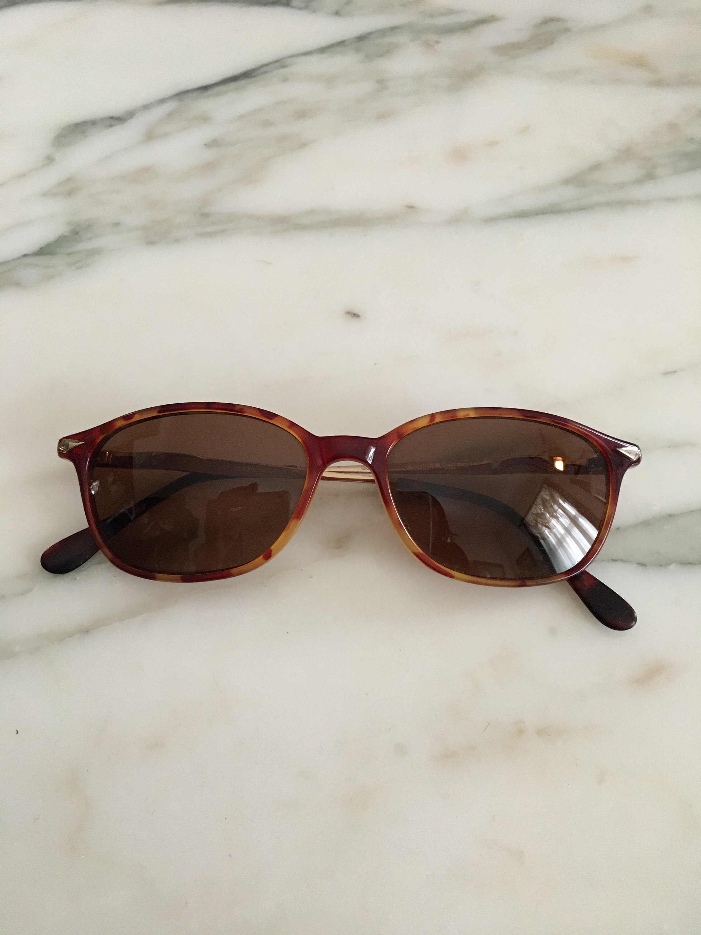 Guess Collection Sunglasses Women\'s Tortoise Shell Frames with Case Vintage Amazon.com: GUESS womens Classic Sunglasses, Dark Havana, 54  main image 4