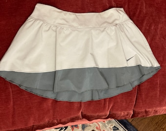 Nike tennis Skort, Pickleball running,  Nike Tennis Skirt, Grey Ruffle Skort, Size S ladies, 2 tone grey skirt, Sport short, 2 tone skort