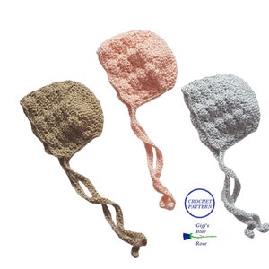Puede incluir: Tres gorros de bebé de ganchillo en rosa, marrón y gris con un lazo atado en la parte inferior. Los gorros tienen un diseño texturizado y abultado. La imagen también incluye una superposición de texto que dice "Crochet Pattern Gigi's Blue Rose".