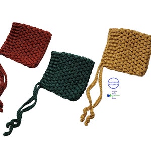 Peut inclure: Trois bonnets de bébé en crochet de différentes couleurs : rouille, vert forêt et jaune moutarde. Chaque bonnet a un sommet froncé et de longues attaches.