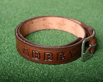 Sz. 34 | Vintage Name 'Abbey' Horse Motif Tooled Brown Leather Belt