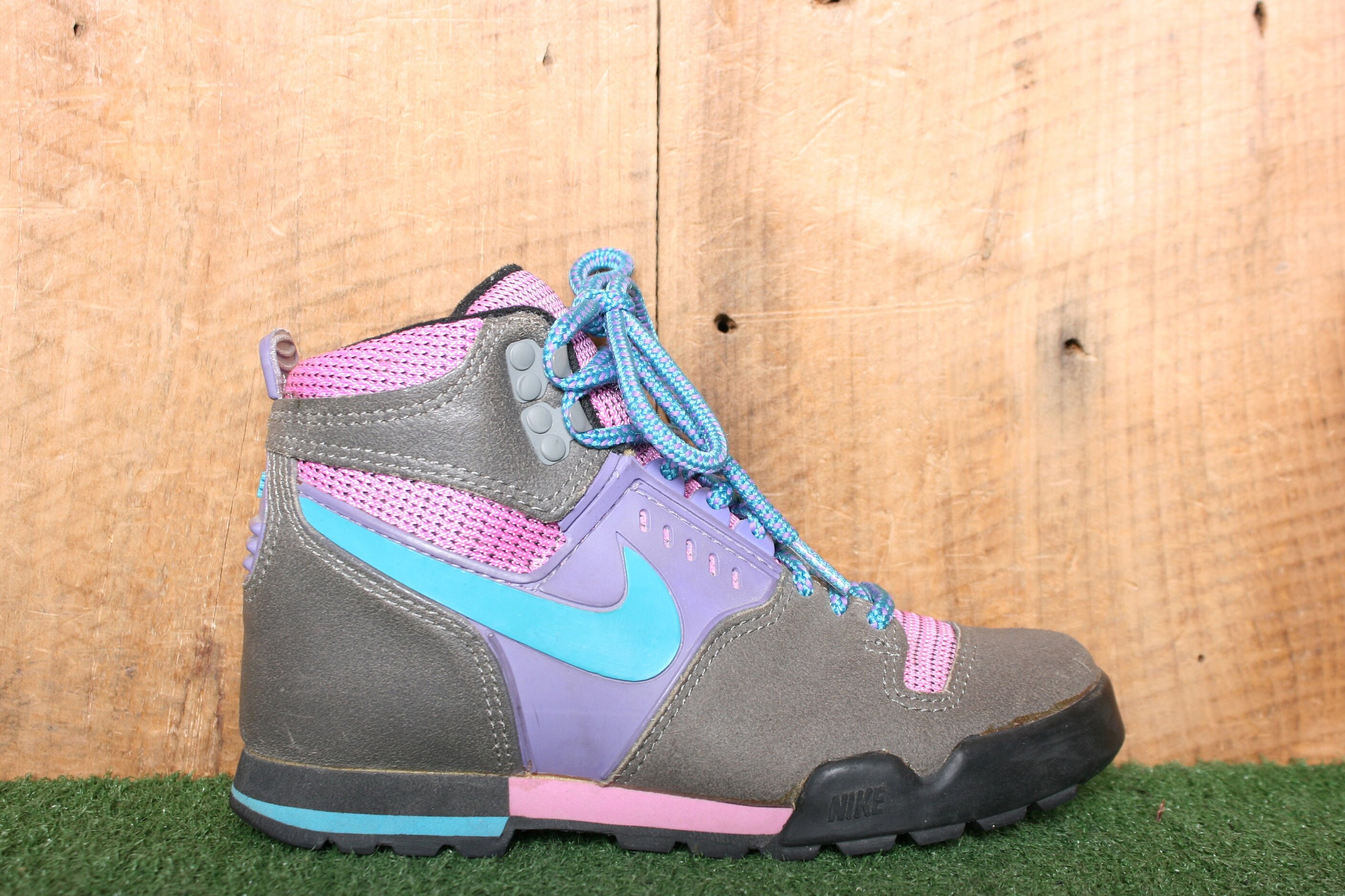 Nike walking boots womens hotsell