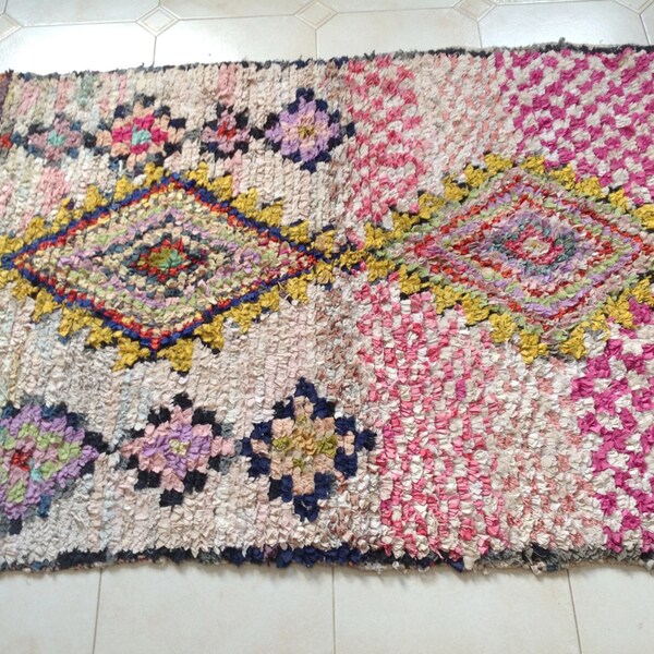 BOUCHEROUITE. Vintage Moroccan Rug. Wool Boucherouite Carpet. Modern Design.