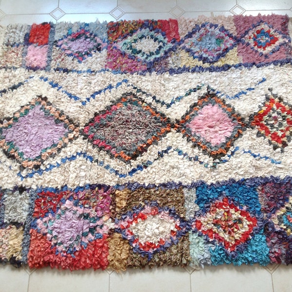 BOUCHEROUITE. Vintage Moroccan Rug. Wool Boucherouite Carpet. Modern Design.