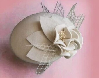 À l'exclusion du chapeau de mariage et du pilulier fascinateur de mariée.