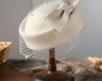 Chapeau fascinateur de chapeau de mariage en feutre de laine.