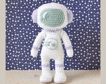 CROCHET PATTERN -  ATRONAUT / Amigurumi / Baby Nursery / Toy / Space / Easy Instructions / Handmade - pdf only