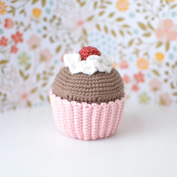 かぎ針編みパターン - バースデーカップケーキあみぐるみ / ぬいぐるみ