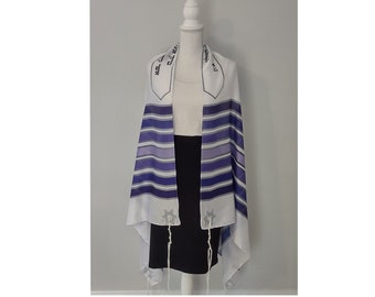 Op de afbeelding: Witte tallit met blauwe strepen en een Davidster-ontwerp. De tallit heeft Hebreeuwse tekst op de franjes.