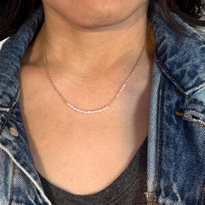 Weiße Süßwasserperle gebogene Bar Gold Halskette • Rosa oder Grau Perlen • Minimalistischer jeden Tag Gold Schmuck • Geschenk für Sie, Brautjungfer