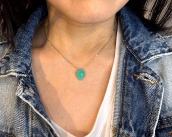 Colar com pingente de escudo de crisópraso verde menta • Dourado • Joia minimalista para o dia a dia • Presente para ela, aniversário / aniversário de casamento / madrinha de casamento