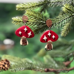 Orecchini a forma di casa a forma di fungo stravagante / Pasta polimerica / Perno in legno