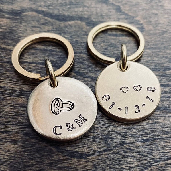 Porte-clé initiales chérie | Date d'anniversaire personnalisable | Porte-clés romantique pour mari et femme | Cadeau pour alliances entrelacées | Laiton Métal