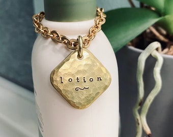 Etiqueta de botella dispensadora de loción GRUESA / Latón de la más alta calidad estampado a mano / Organización de cocina de baño / Regalo de inauguración de la casa de bodas