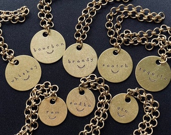 Etiquetas de decantador de licores / Conjuntos personalizables Etiquetas de bebidas espirituosas redondas de latón estampadas a mano con hojas de olivo / Fiesta de bodas de artículos de bar / Regalos para él