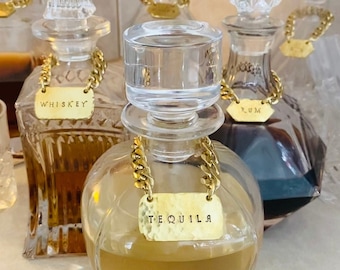 Etiquetas para decantadores de licor / Etiquetas personalizables de latón grueso martillado y estampadas a mano para licores en cadenas / Artículos de bar para bodas, fiestas / Regalos para él