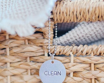 Etiquetas minimalistas para ropa limpia y sucia / Juego de 2 etiquetas metálicas plateadas con cadena / Decoración de organización estampada a mano para lavandería/baño