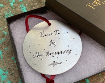 Adorno «Brindemos por los nuevos comienzos» - Regalo de Navidad para cambios en la vida - Nueva relación, nuevo hogar, despedida, nuevo trabajo/carrera