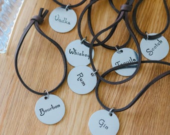 Juego de 7 etiquetas para decantadores de botellas de licor y alcohol, de aluminio minimalista, estampadas a mano y redondas con cordón de cuero, ideas de regalo para hombres, decoración de bar en casa.