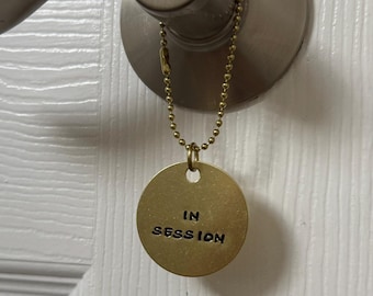 Letrero colgante de latón "En sesión" - Circular, color dorado, estampado a mano - Para consultorio médico, terapia, consejería, estudio de grabación, podcast.