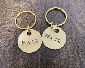 Lot de 2 étiquettes pour clés postales - Marquez clairement les clés de votre boîte aux lettres - Marqueurs d'étiquettes clés en laiton - ID de porte-clés en métal - Boîte postale pour location de vacances BnB