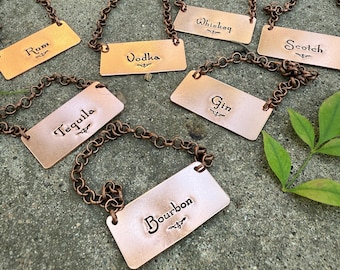 Juego de etiquetas de cobre para decantadores de botellas (7 unidades), hechas a mano y estampadas a mano, etiquetas rectangulares de metal color bronce, identificadores de whisky para bares de licores.