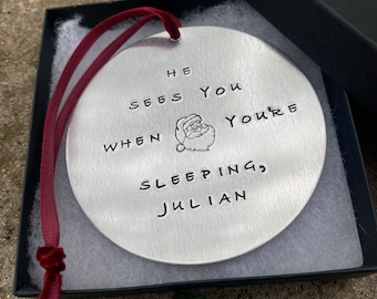 Adorno navideño divertido: "Él te ve cuando duermes". Adorno personalizado personalizado / Papá Noel. Regalo de broma. Elefante blanco